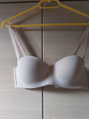 Beige bra 75D like new with underwire, padding and removable straps
