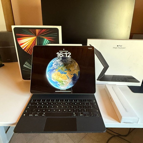 iPad Pro 12.9 M1 5th Generation 2021 like new with Magic Keyboard and Apple Pencil