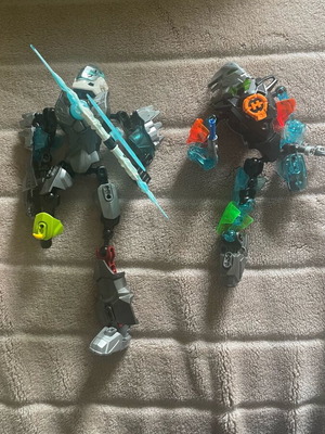 Lego Hero 10 figures like new with many pieces