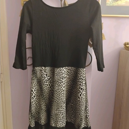Simple dress size small like new, black with leopard