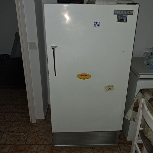 Izola refrigerator with internal freezer