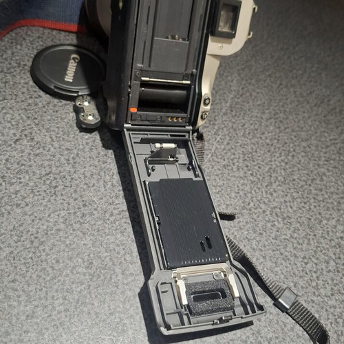 Canon EOS 300 Analog Camera like new with 28-90mm Lens and Sunpak Flash