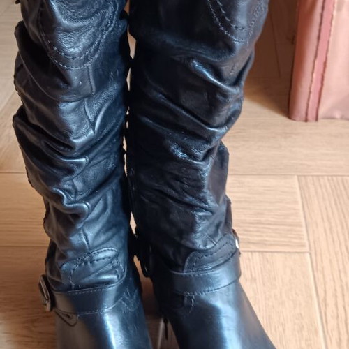Leather boots size 40 black like new