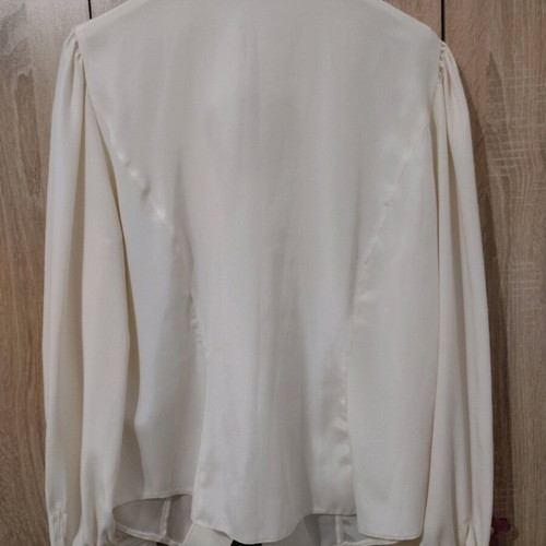 Women's blouse with embroidery and pearls size M like new