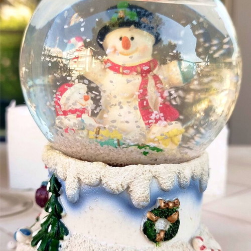 Melinera Musical Snow Globe with Snowman and Christmas Decoration