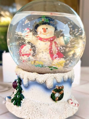 Melinera Musical Snow Globe with Snowman and Christmas Decoration