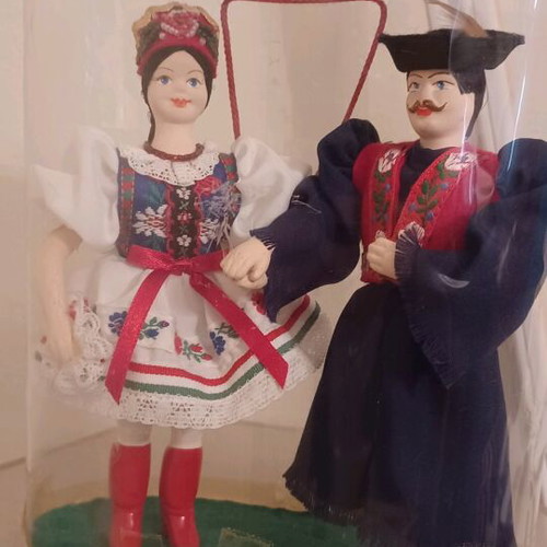 Dolls with traditional costumes like new, pair