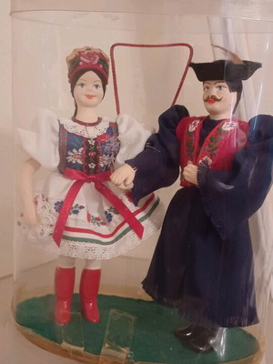 Dolls with traditional costumes like new, pair