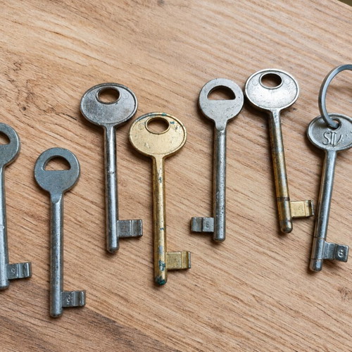Set of 7 Vintage-Style Metal Keys