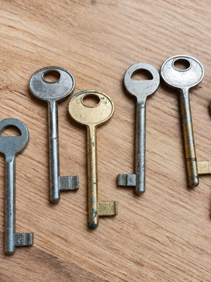 Set of 7 Vintage-Style Metal Keys