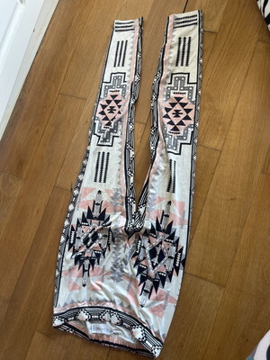 Peace And Chaos leggings like new, white and pink patterns