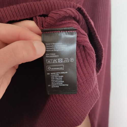 H&M burgundy crop top ribbed turtleneck like new, size S/M
