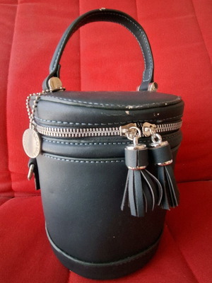 Τσάντα χειρός navy blue 2 σε 1 με ιδιαίτερο στρογγυλεμένο σχέδιο σαν καινούργια