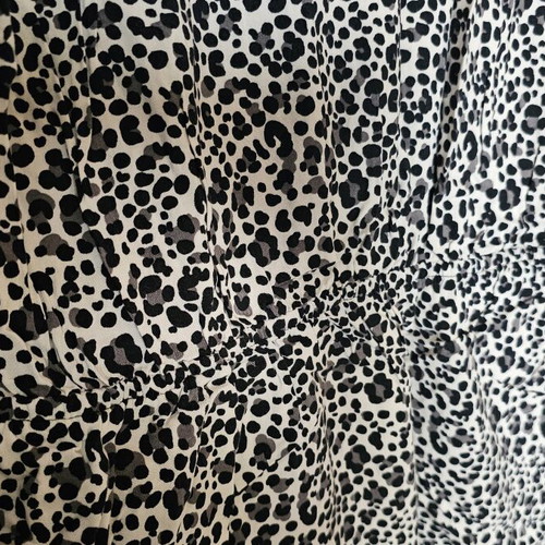 Lightweight dress with elastic waist, pockets, like new, black and white