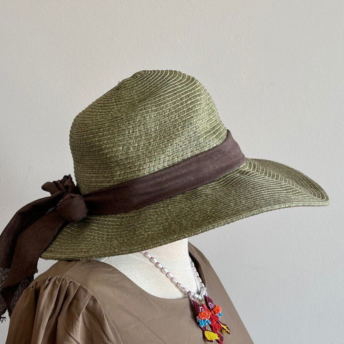 Charming hat with brown ribbon size 57 like new, 100% paper