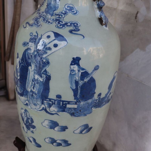 Chinese porcelain vase in celadon style with wooden base and certificate