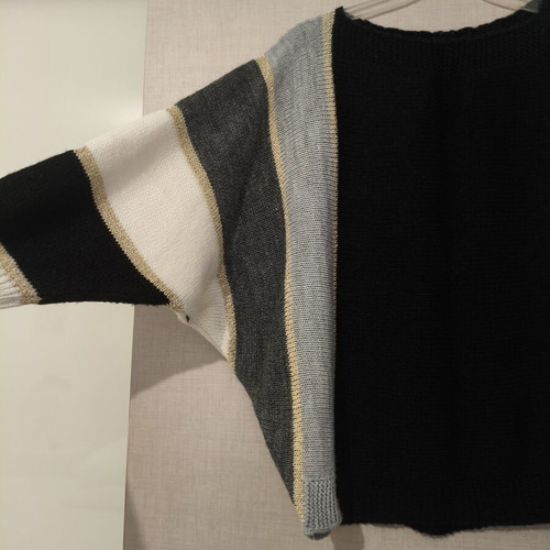 Knitted women's oversized color block sweater with gold detail, like new, one size