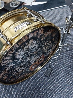 Remo χρυσό μεταλλικό snare 14"×6,5" καινούργιο με 20" Turkey Ride, βάση, μπαγκέτες, θήκη
