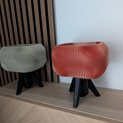 Ripple sculptural lamp new with tripod base