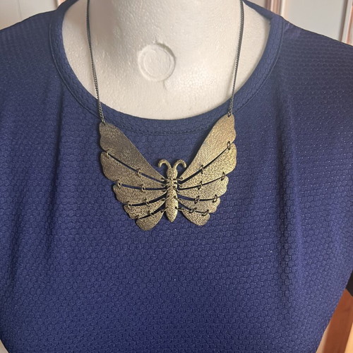 Necklace butterfly like new, gold color