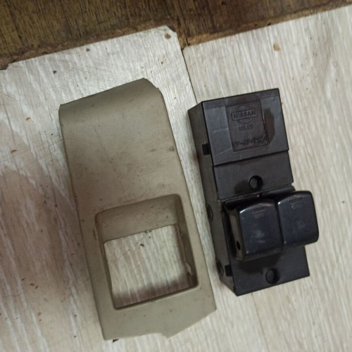 Nissan Micra (K12) 1.0 electric window buttons used, right