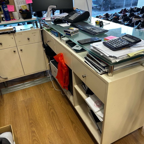 Γωνιακό γραφείο μεταχειρισμένο 180x135cm με 5 συρτάρια και ντουλάπι