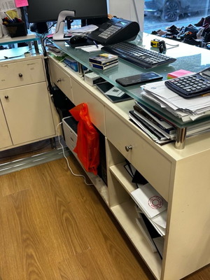 Γωνιακό γραφείο μεταχειρισμένο 180x135cm με 5 συρτάρια και ντουλάπι