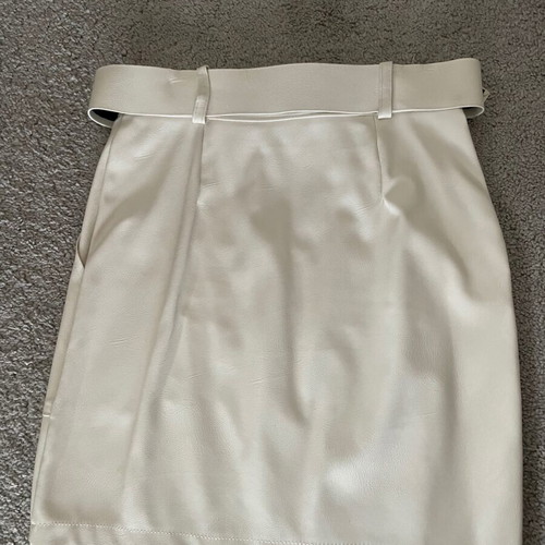 Kelly’s leatherette skirt like new, white, size S