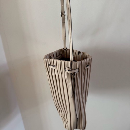 Zara bucket bag used, cream shoulder with magnetic closure