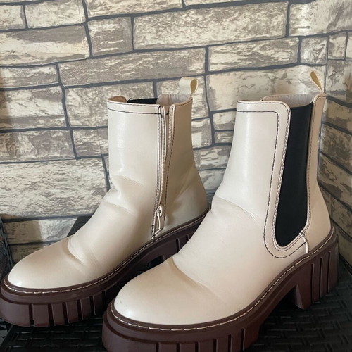 Boots waterproof size 37, like new, white pattern