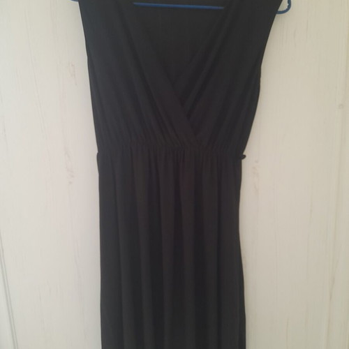 Black knee-length dress with V-neck, used, size M