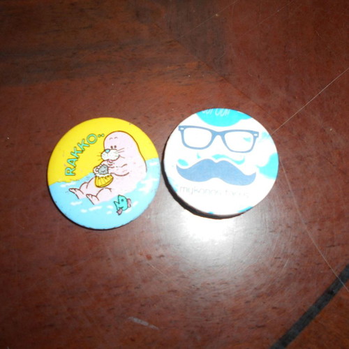 Set of 5 used pins Patito Feo, Rakko, Donne Per La Pace, Mykonos