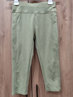 Capri 3/4 sage green sports leggings, size M