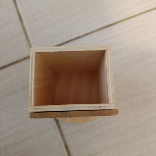 Wooden storage box with lid Beautiful Swan like new