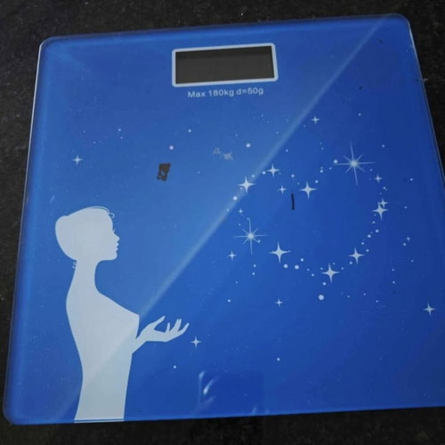 Digital bathroom scale like new, battery door cover missing