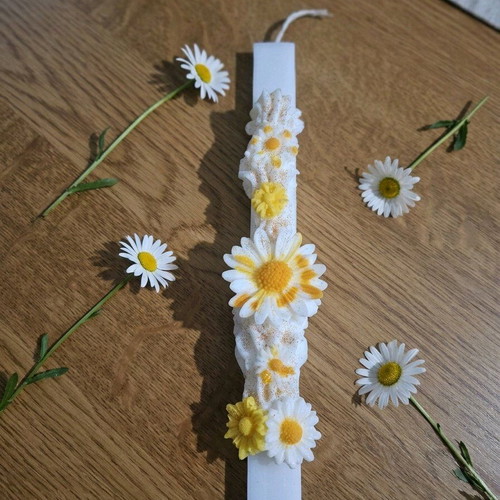 Easter candle new with embossed daisies and gold glitter