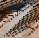 Μεταλλικό σκαμπό μπαρ με βίδα και δερματίνη σαν καινούργιο