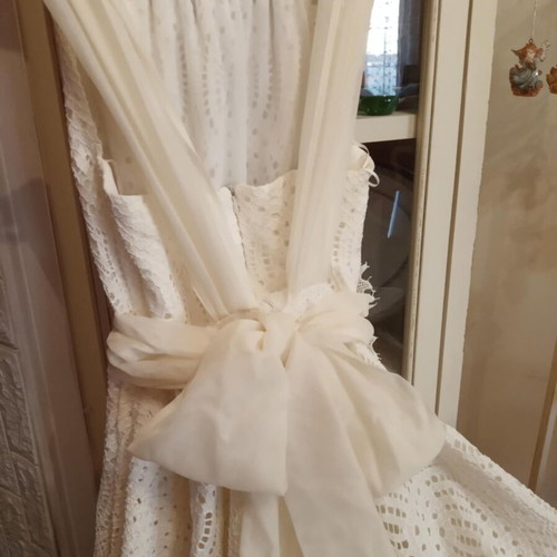 Wedding dress like new, ivory lace with decorative belt and long train