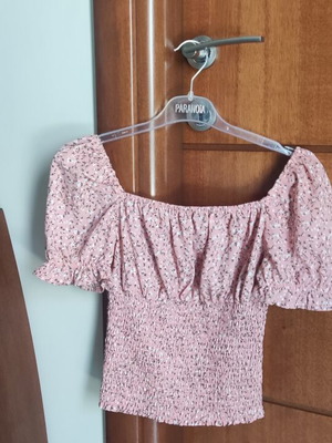 Pink Woman Crop Top like new, floral pattern, puff sleeves