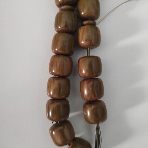 Mastic komboloi with yellow green shades