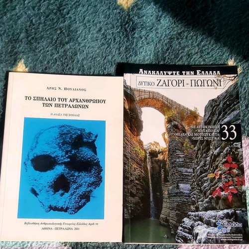 Set of two travel magazines like new