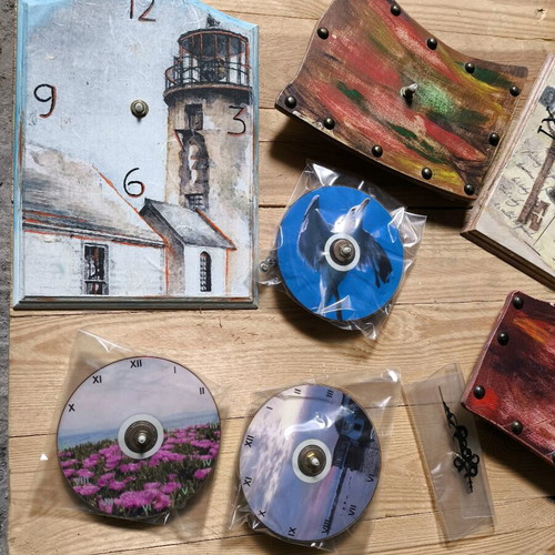 Wall clocks new, 4 wooden and 3 on CD with mechanisms