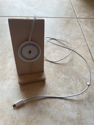 Χειροποίητη ξύλινη βάση MagSafe ασύρματου φορτιστή για iPhone