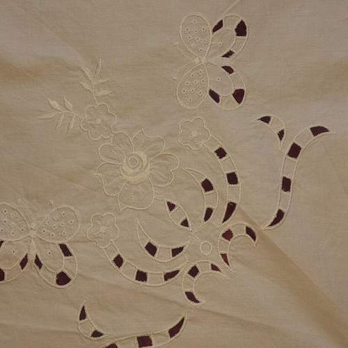 Cutwork linen set like new, 2 placemats 70x80 and 1 tablecloth 163x145