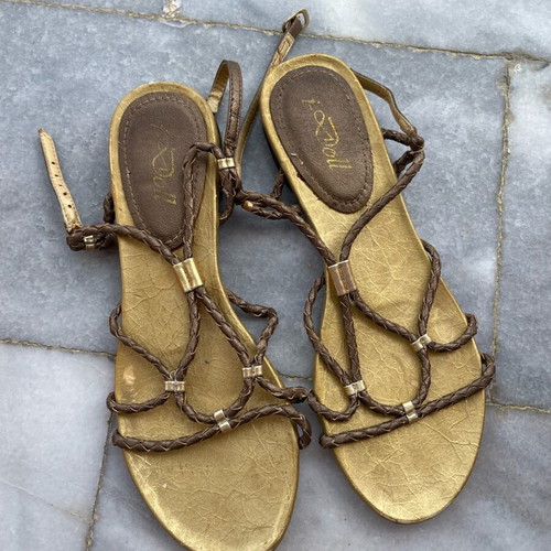 Sandals used size 38 gold in good condition