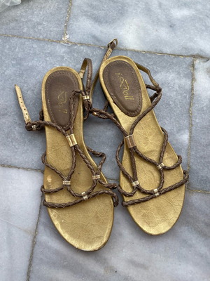 Sandals used size 38 gold in good condition