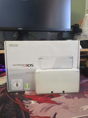 Nintendo 3DS white console with box, charger and 32GB Micro SD