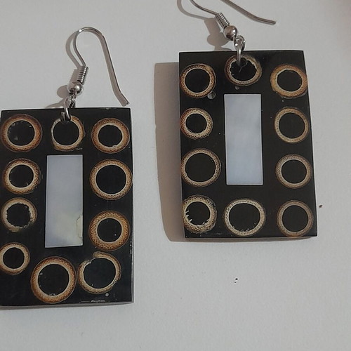Ethnic earrings like new with mother of pearl details