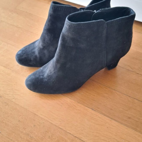 Assos black suede boots size 40 like new