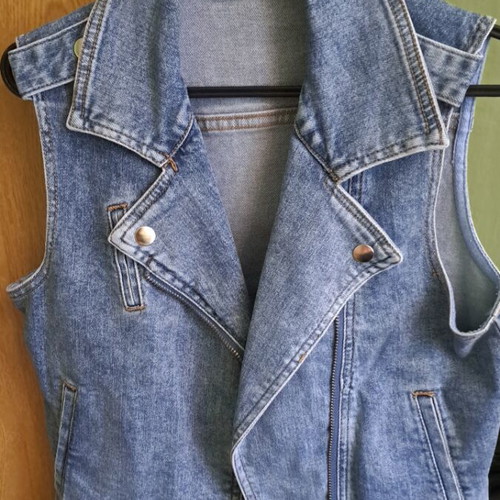 Denim vest with zipper like new, size M